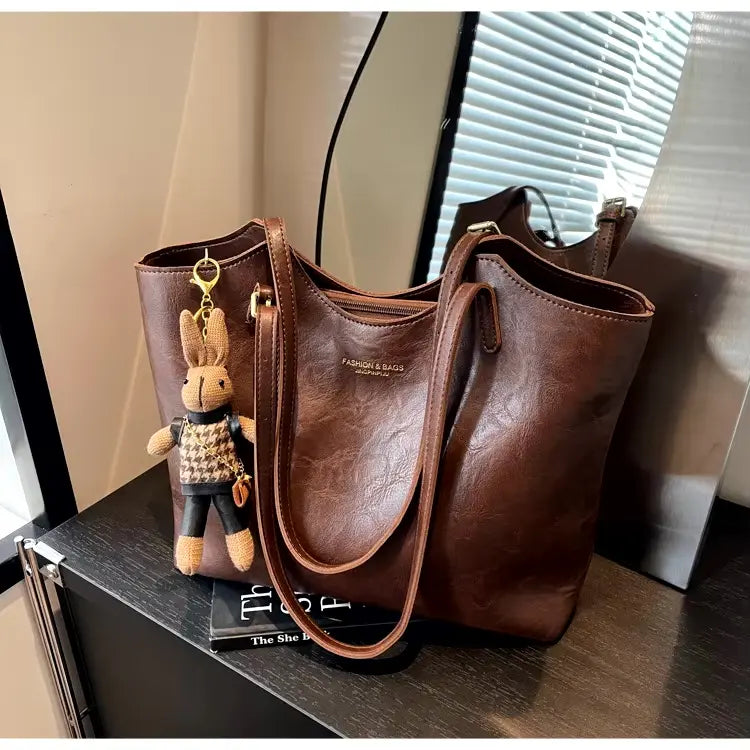 Emma Rustic Edge Tote – Przestronna Torebka Vintage z Ekologicznej Skóry z Ozdobnym Breloczkiem