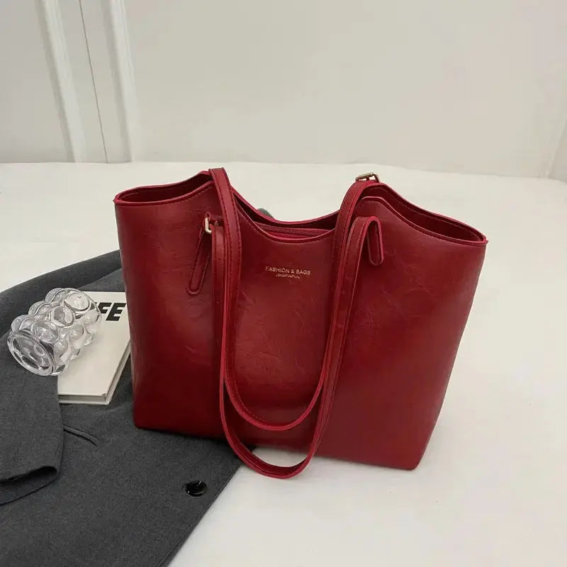 Emma Rustic Edge Tote – Przestronna Torebka Vintage z Ekologicznej Skóry z Ozdobnym Breloczkiem