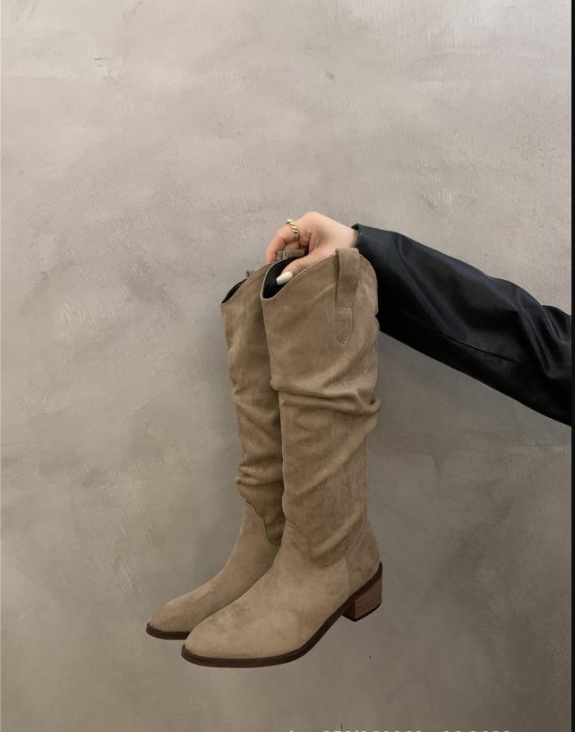 Zamszowe Botki Damskie w Stylu Vintage – Eleganckie z Falbanami