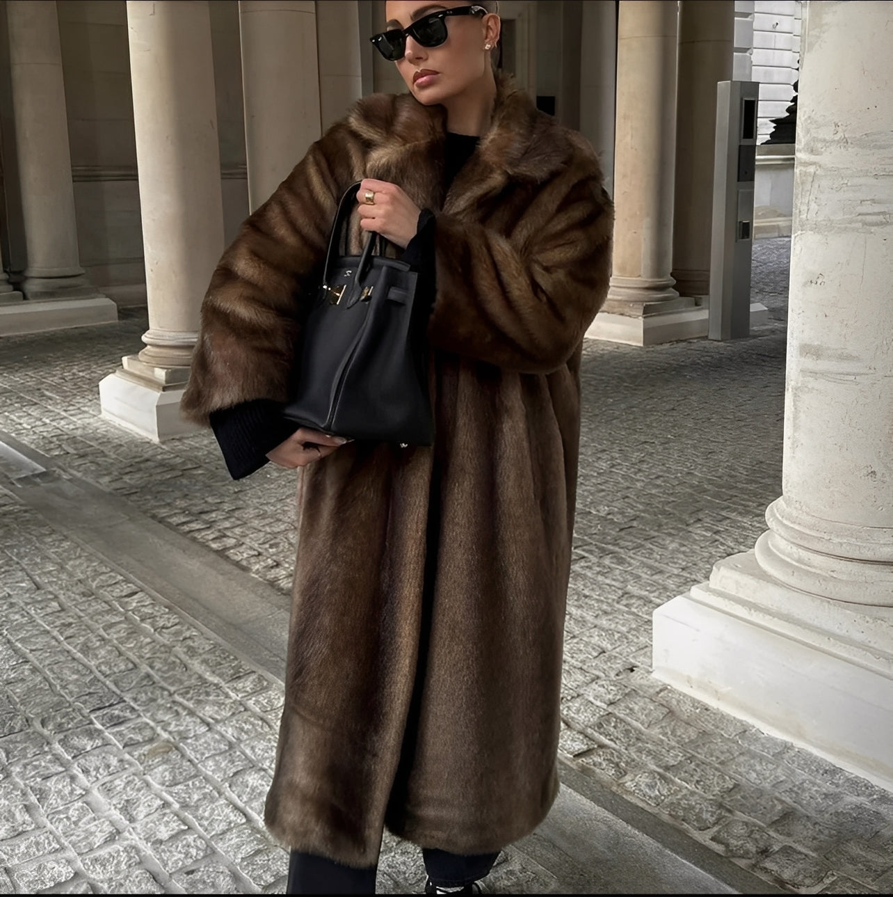 Długi Czarny Płaszcz Zimowy Damski – Elegancki i Ciepły Fason