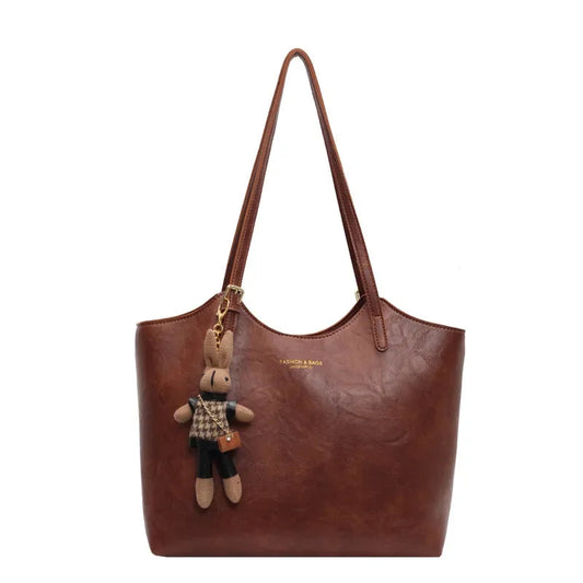 Emma Rustic Edge Tote – Przestronna Torebka Vintage z Ekologicznej Skóry z Ozdobnym Breloczkiem