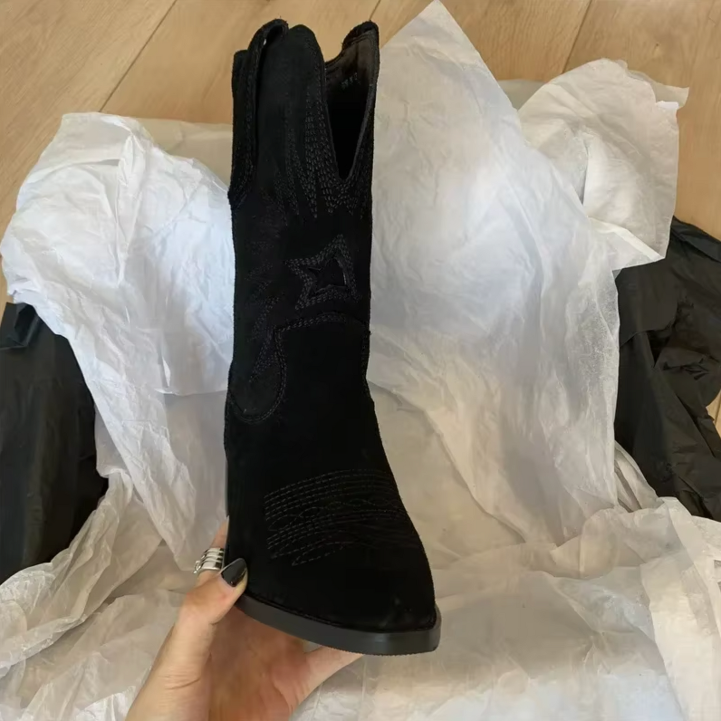 Haftowane Buty Damskie w Stylu Vintage – Elegancki Akcent na Każdą Okazję