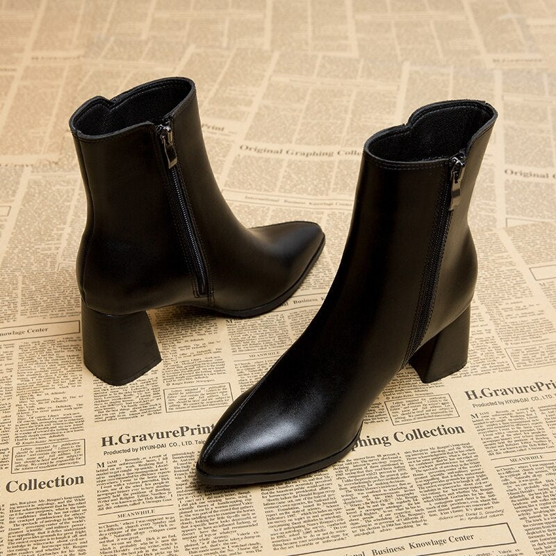 Slim Silhouette Ankle Boots for Women – Elegancki i Komfortowy Design